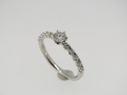 当店はダイヤモンドリングのジュエリーリフォームに対応！結婚指輪も婚約指輪もOK