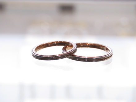 NINA RICCIのピンクゴールドとプラチナのコンビの結婚指輪！細身で肌なじみが良く評判