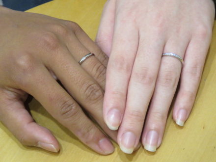 当店でマリッジリングをお決めいただいた素敵なカップル！色白のお肌に映える結婚指輪です