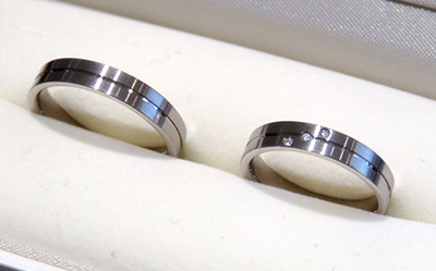 結婚25周年(銀婚式)の記念指輪に選んだのはoferta(オフェルタ)！丈夫で今風なシンプルデザイン